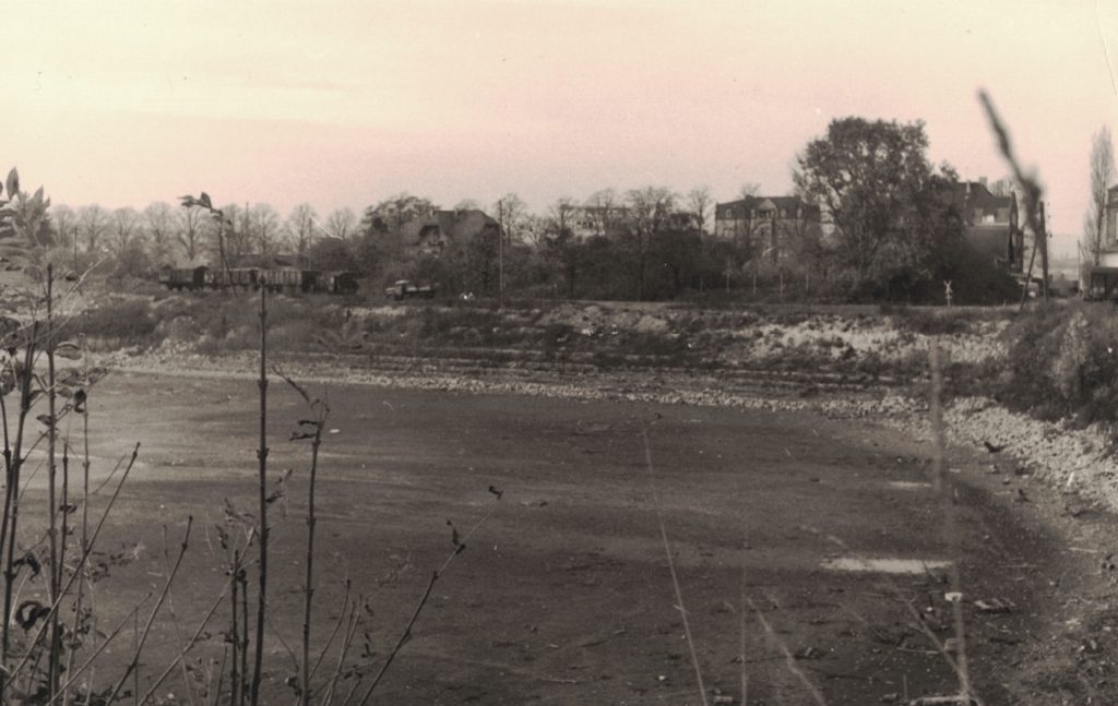 Der Osthafen bei Niedrigwasser Mainzer Pegel 117 cm im Dezember 1962