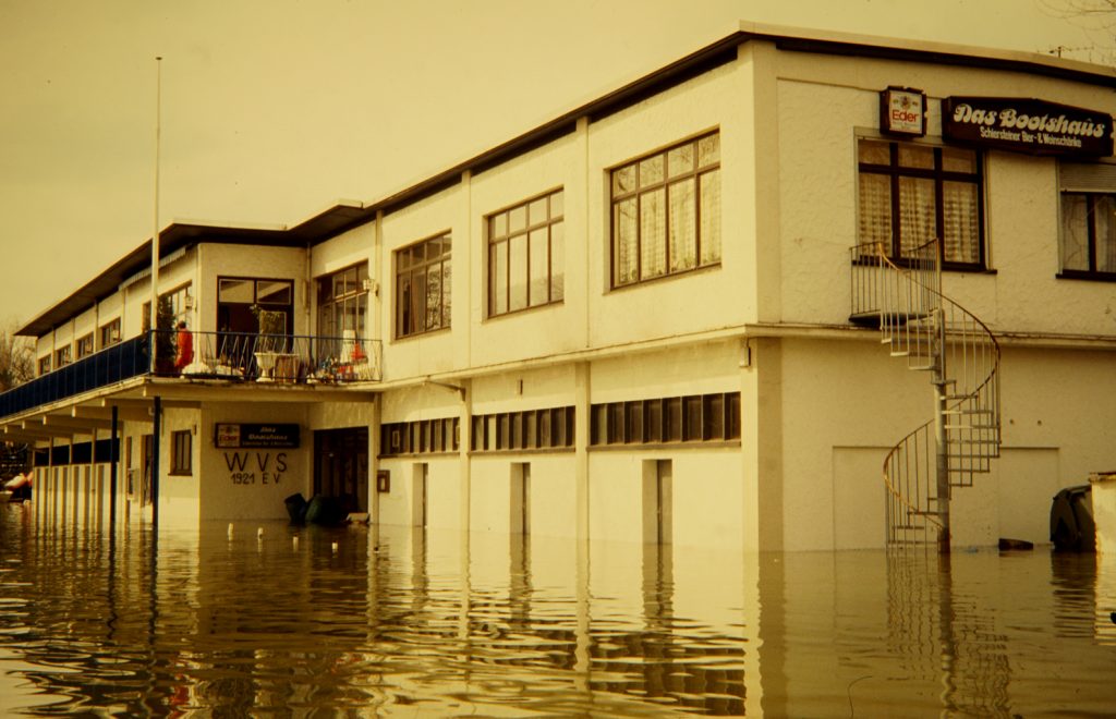 Der Parkplatz und die Eingänge zum Bootshaus des WVS beim Hochwasser 1988 mit Pegel Mainz 769 cm