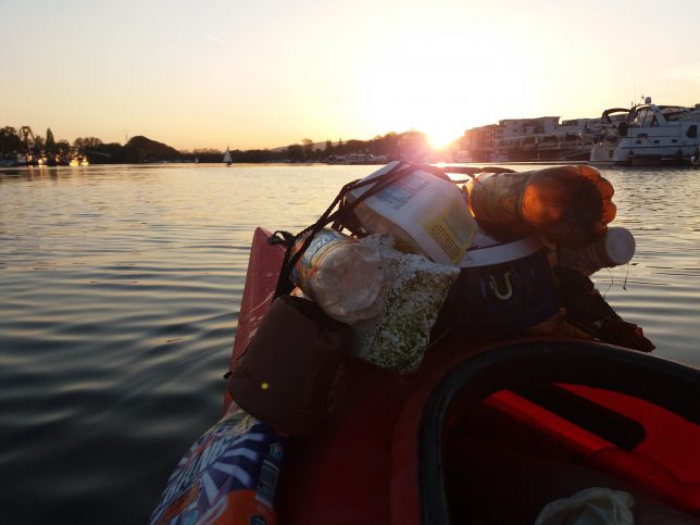 Müllsammlung beim Rhine Clean Up vom Kajak aus.