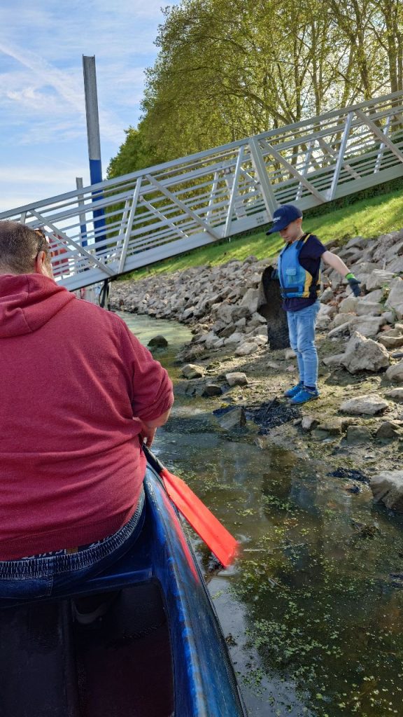 Mit dem Kanadier auf Müllsuche im Schiersteiner Hafen beim Rhine Clean Up 2026.