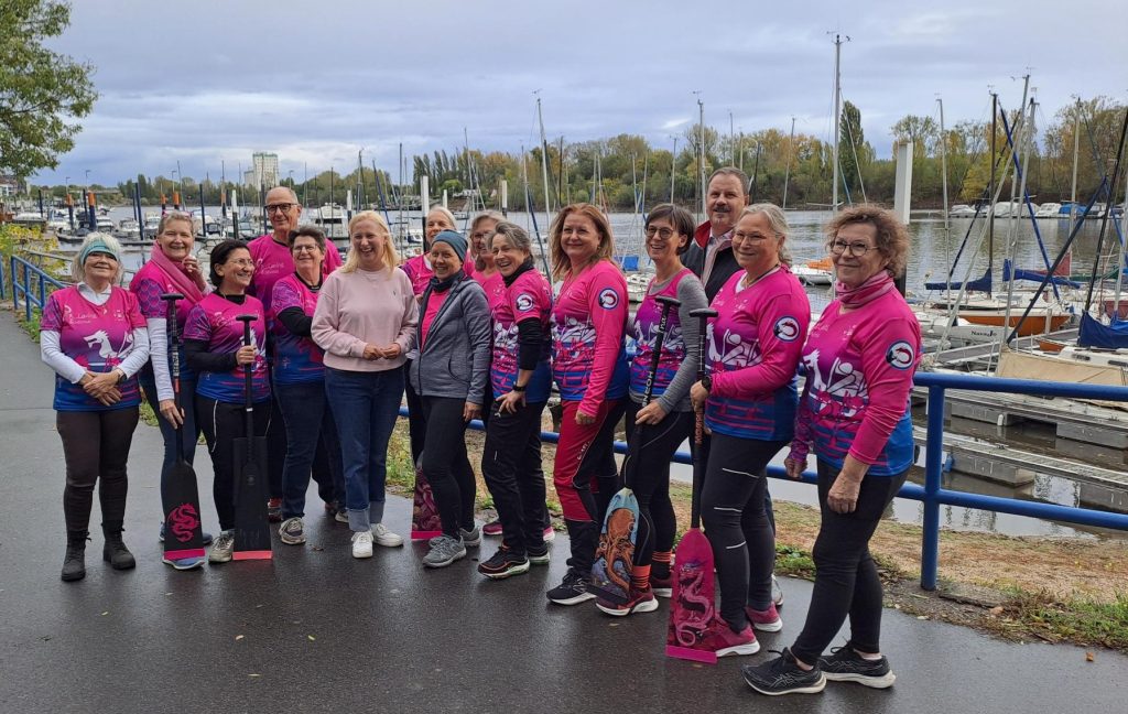 Gruppenfoto der Pink Ladies mit der hessischen Sportministerin Diana Stolz.